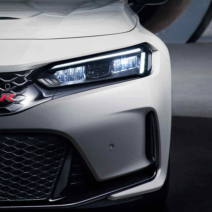 Närbild av strålkastare i Honda Civic Type R.